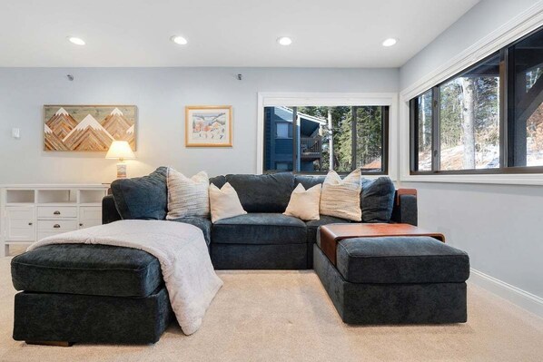 Smart TV, fireplace