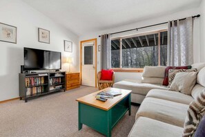 Smart TV, books - Sunrise C-106 - Sunday River Condo (Newry)
