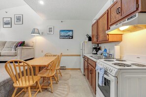 Fridge, microwave, oven, stovetop - Sunrise C-106 - Sunday River Condo (Newry)