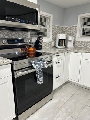 Mikrobølgeovn, ovn, kokeplater og oppvaskmaskin