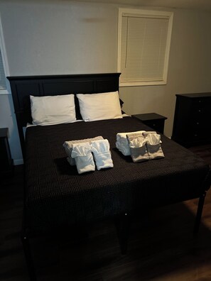 3 bedrooms, in-room safe, desk, iron/ironing board