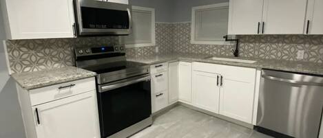 Micro-ondes, four, plaque de cuisson, lave-vaisselle