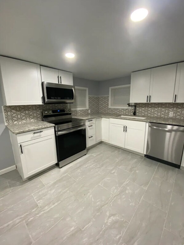 Microwave, oven, stovetop, dishwasher - Lowcountry Getaway 3-bedroom 2 bath (Ravenel)