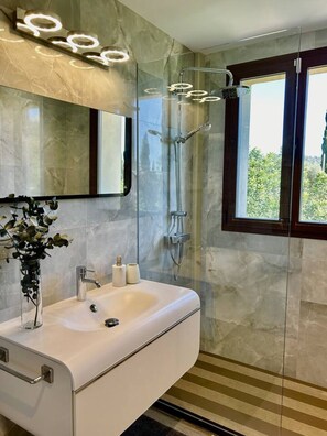 Douche, sĂšche-cheveux, serviettes fournies, savon