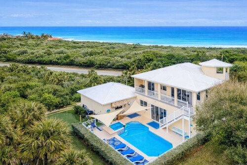 Island Escape • Walk to Beach • Heated Pool & Spa • Putting Green •LuxuryRetreat