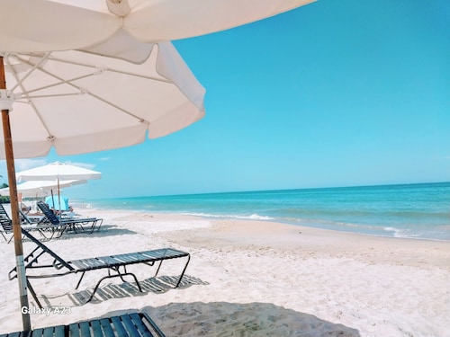 Island Escape • Walk to Beach • Heated Pool & Spa • Putting Green •LuxuryRetreat