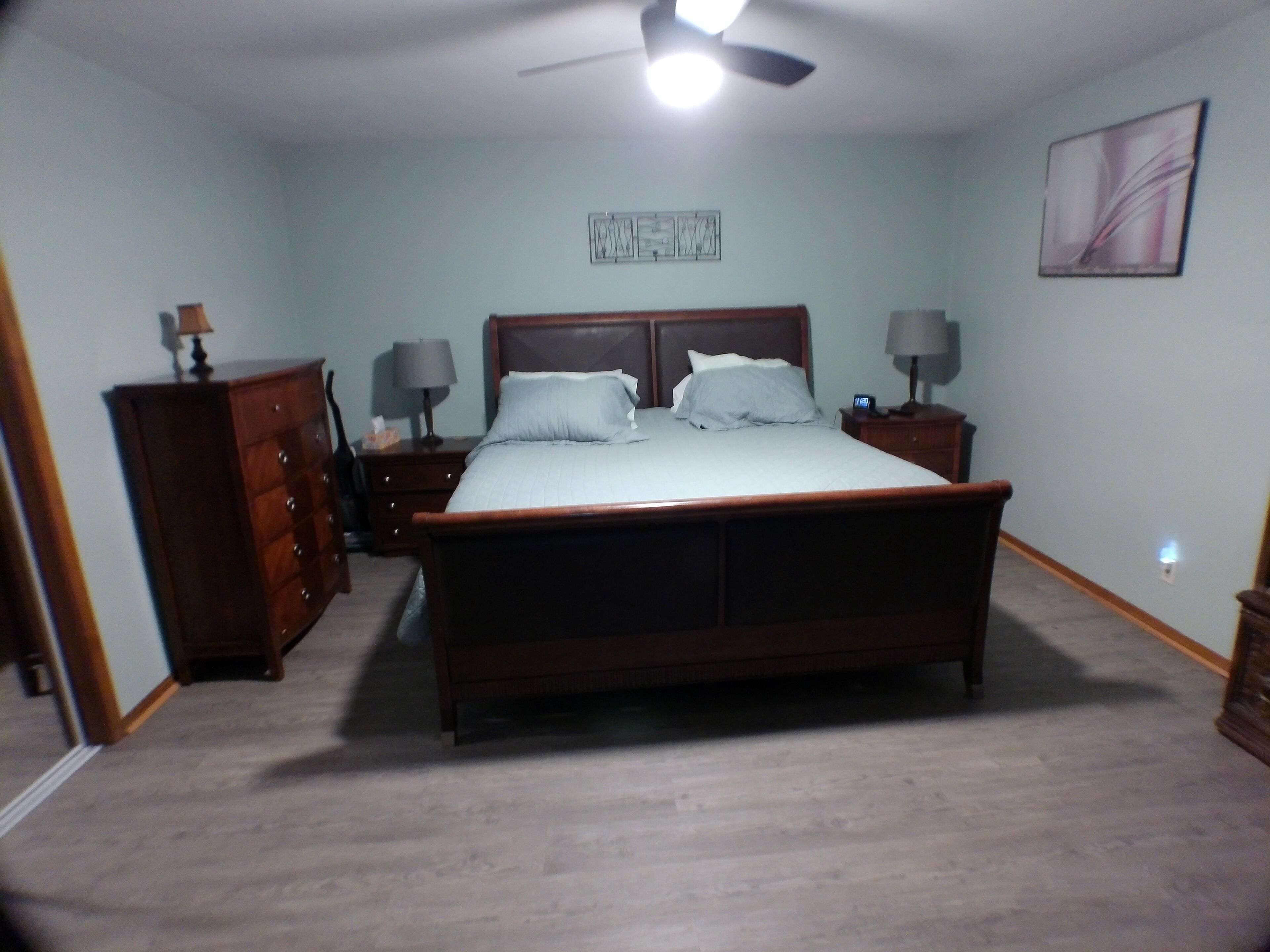 3 habitaciones, tabla de planchar con plancha, wifi y ropa de cama 