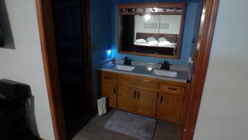 Haartrockner, Handtücher, Seife, Toilettenpapier