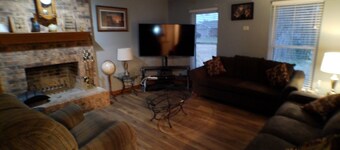 Charming 3-bedroom house with WiFi , AC and Jacuzzi in Ponca City