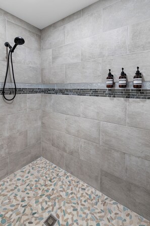 Dusche, umweltfreundliche Kosmetikartikel, Haartrockner, Handtücher