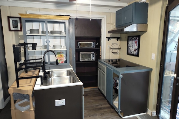 Kylskåp, mikrovågsugn, ugn och spishäll