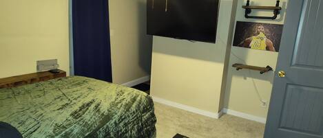 1 chambre, fer et planche à repasser, lit de bébé portatif