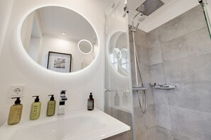 Dusche, Haartrockner, Handtücher, Seife