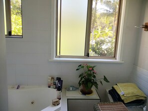 Asciugacapelli, asciugamani, sapone, carta igienica