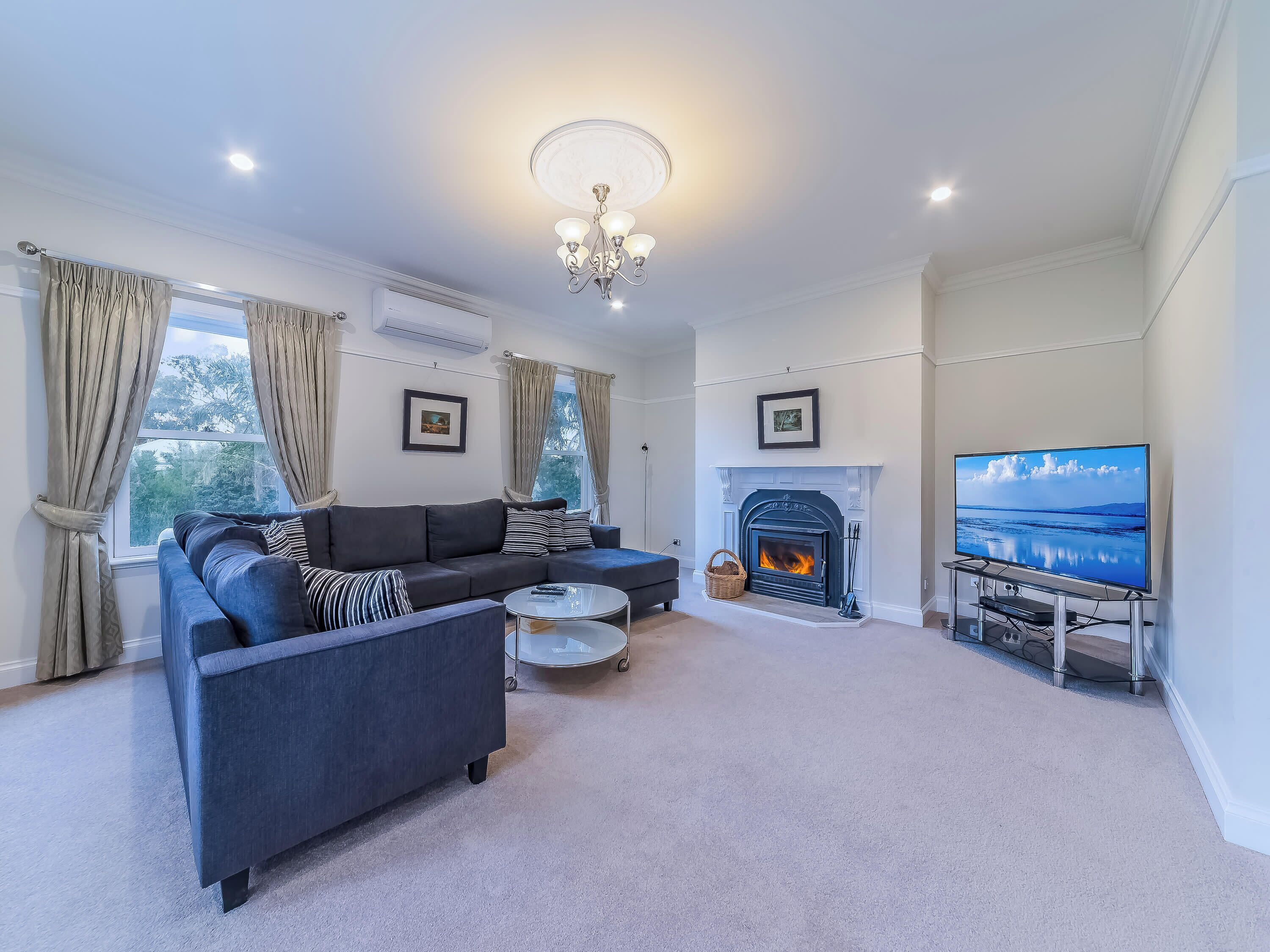 Télévision, cheminée, livres