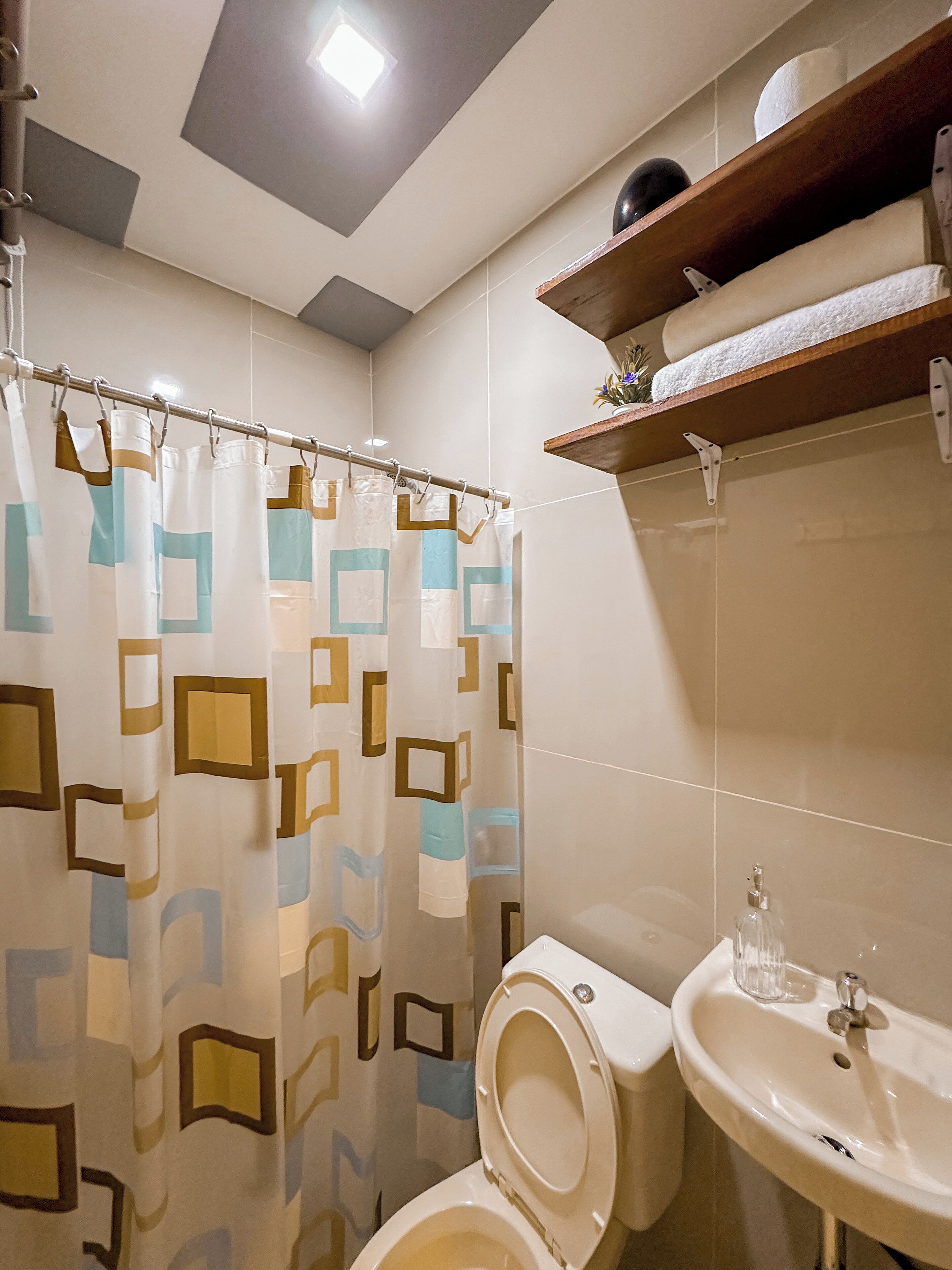 Toallas, jabón, papel de baño 
