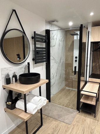 Haartrockner, Handtücher, Seife, Shampoo. Cocoon & vous studio with private garden 7 min from Disneyland and 25 min from Paris