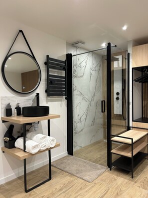 Haartrockner, Handtücher, Seife, Shampoo