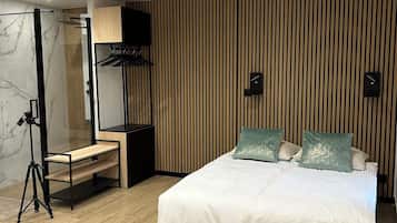 1 bedroom, travel cot, free WiFi, bed sheets