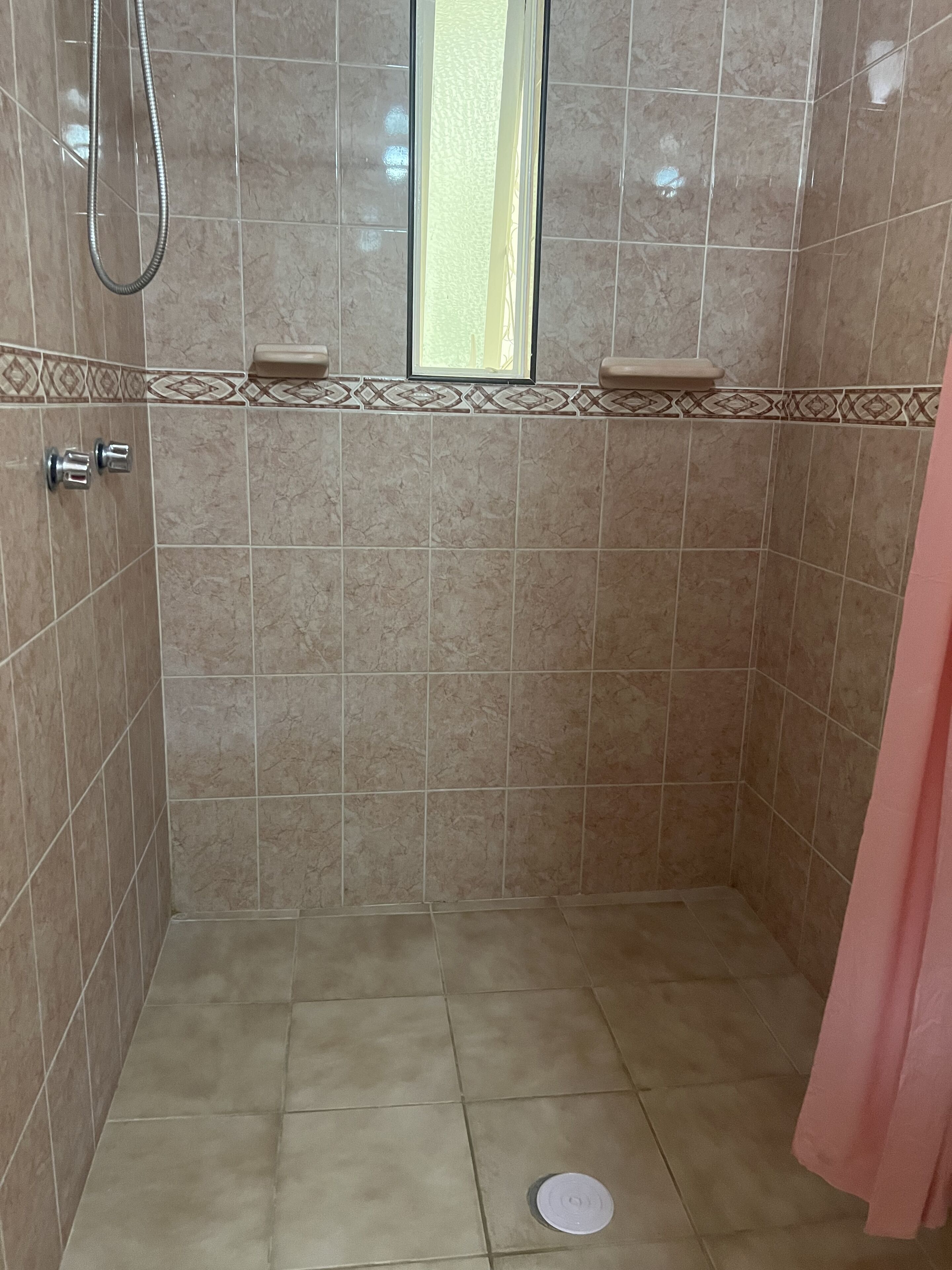 Een haardroger, handdoeken, zeep, toiletpapier