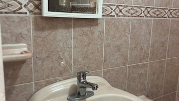 Secador de cabelo, toalhas de banho, sabonete, papel higiênico