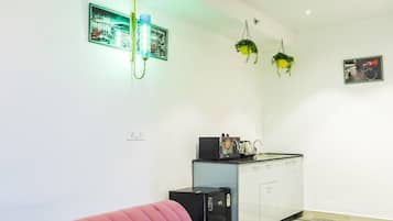 Deluxe Studio Suite, 1 King Bed, City View