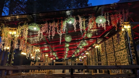 Se sirven desayunos y almuerzos; cocina india; con vista al jardín