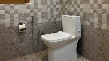 Stuga Premium - 1 queensize-säng - utsikt mot bergen | Badrum | Dusch, regndusch, lyxtoalettartiklar och hårtork