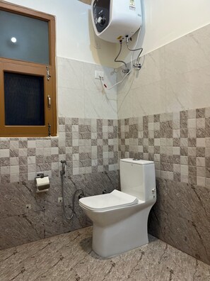 Premium Kır Evi, 1 Büyük (Queen) Boy Yatak, Dağ Manzaralı | Banyo | Duş, geniş duş başlığı, lüks banyo/kozmetik ürünleri 