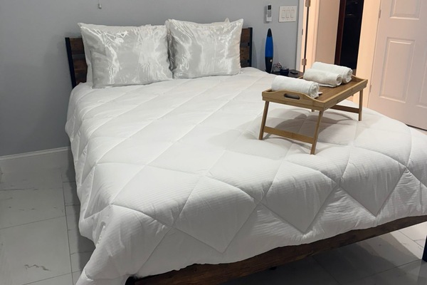 1 dormitori, escriptori i planxa i posts de planxar