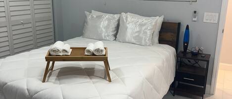 1 habitación, escritorio, tabla de planchar con plancha y cuna de viaje