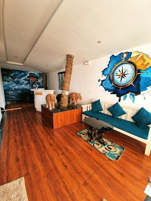 Coin salon dans le hall