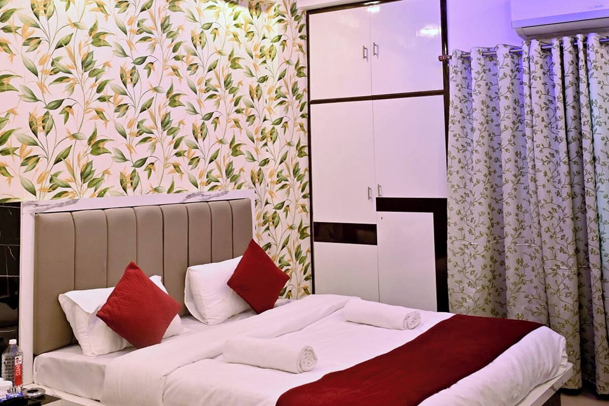 Una camera da letto con un letto, un armadio e una ventola a soffitto.