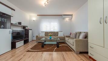 Smart TV, fireplace