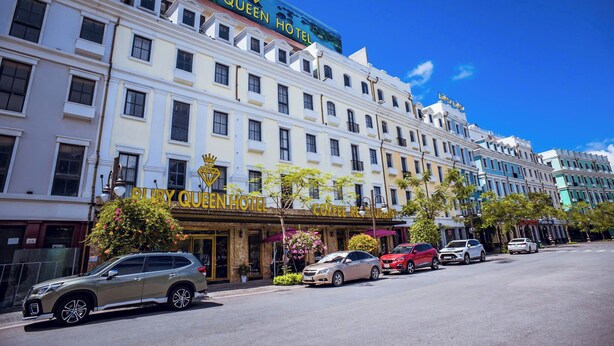 A multi-story hotel with a prominent sign for the Ruby Queen Hotel. - Ruby Queen Hotel (Bai Chay)