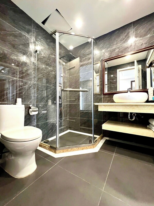 Free toiletries, hair dryer, slippers, towels - Ruby Queen Hotel (Ha Long)
