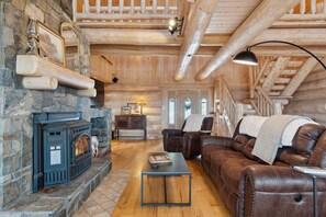 TV, fireplace - Breathtaking Mountain Getaway - Skiing & Hot Tub (Lovell)