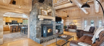 Breathtaking Mountain Getaway - Skiing & Hot Tub
