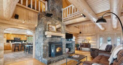Breathtaking Mountain Getaway - Skiing & Hot Tub