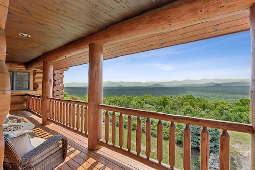 Breathtaking Mountain Getaway - Skiing & Hot Tub