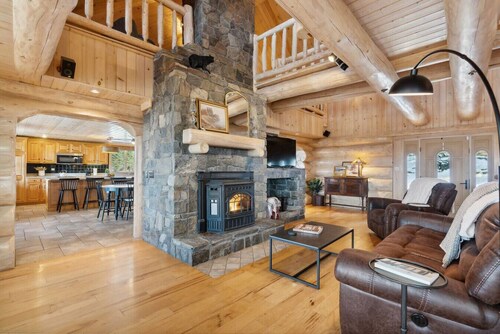 Breathtaking Mountain Getaway - Skiing & Hot Tub