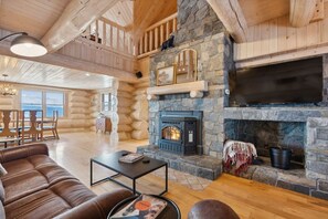 TV, fireplace - Breathtaking Mountain Getaway - Skiing & Hot Tub (Lovell)