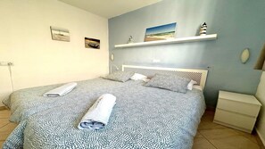 1 slaapkamer, een strijkplank/strijkijzer, internet, beddengoed