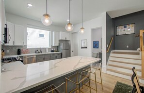 Fridge, microwave, oven, stovetop - Charming 3-bedrooms/3.5-bathrooms with WiFi, AC in Houston with TV in all rooms (Houston)