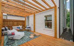 Terrace/patio - Charming 3-bedrooms/3.5-bathrooms with WiFi, AC in Houston with TV in all rooms (Houston)