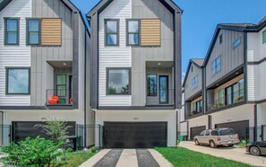 Exterior - Charming 3-bedrooms/3.5-bathrooms with WiFi, AC in Houston with TV in all rooms (Houston)