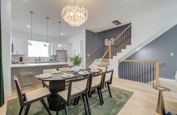 Dining - Charming 3-bedrooms/3.5-bathrooms with WiFi, AC in Houston with TV in all rooms (Houston)