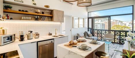 Kylskåp, mikrovågsugn, ugn och spishäll