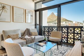 TV, offices - Chic Rooftop Apartment by the Sea 6onN Sea Point (Cape Town)