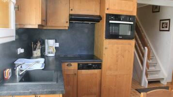 Apartemen | Dapur pribadi | Lemari es, microwave, oven, dan mesin pencuci piring